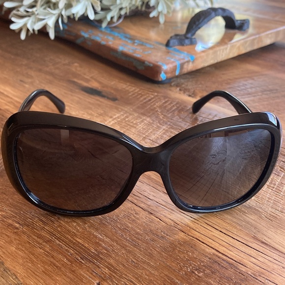 Chanel Camellia Black and Gold Polarized Sunglasses Like New! - Picture 5 of 15